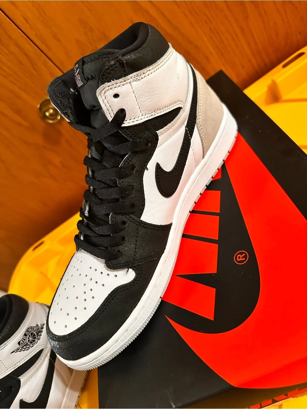 Nike Air Jordan 1 Retro High OG Shoes Mens Size 10 White Black Grey 555088-108